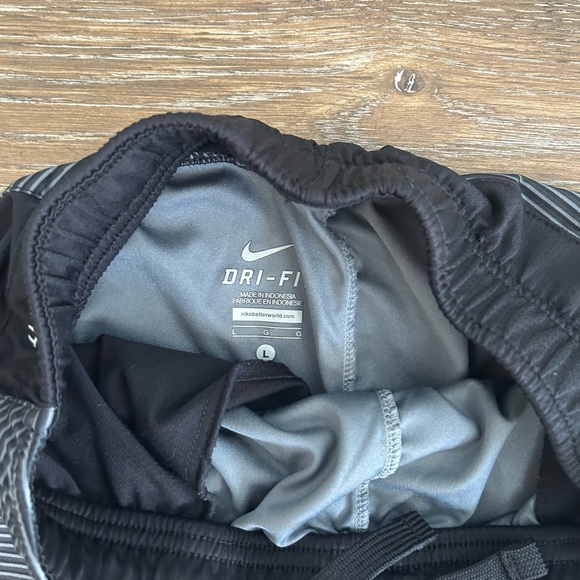 Boys Nike Dri Fit athletic shorts in size L black and grey - Picture 6 of 10